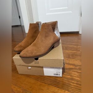FRYE AND CO. Brown and Gold Ankle Booties